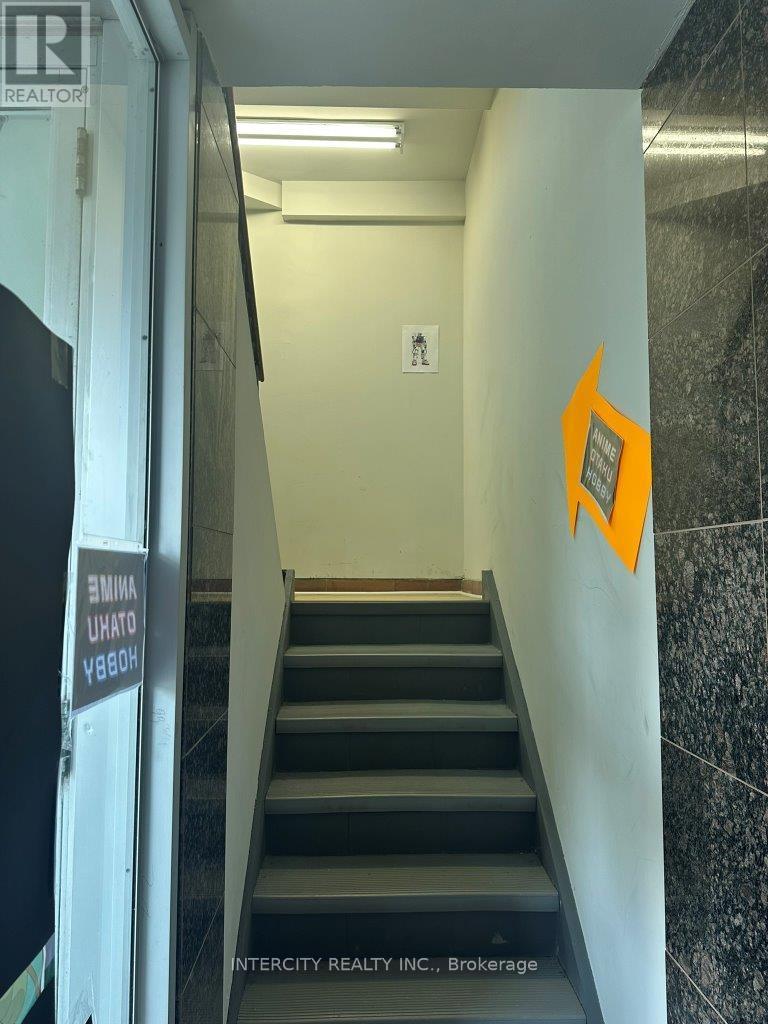 2ND FLR - 627 BLOOR STREET W=null