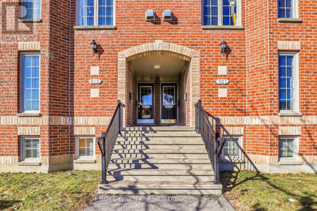10 - 811 LONGFIELDS DRIVE=Entrance
