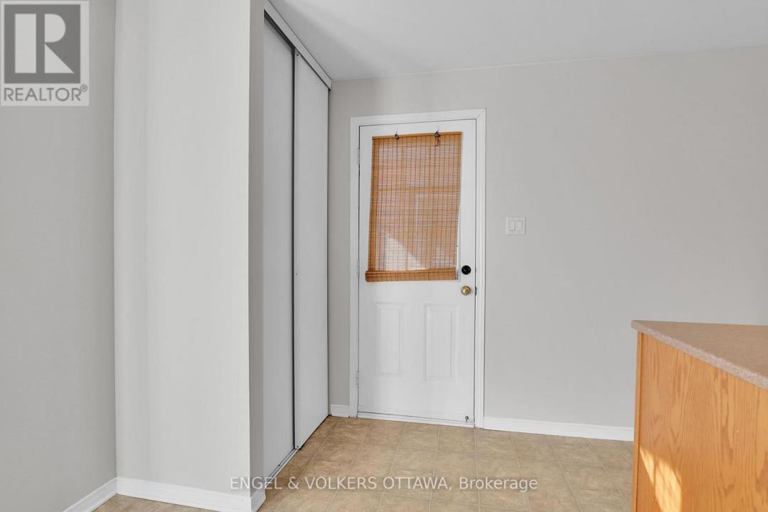 10 - 811 LONGFIELDS DRIVE=Entrance to the Kitchen