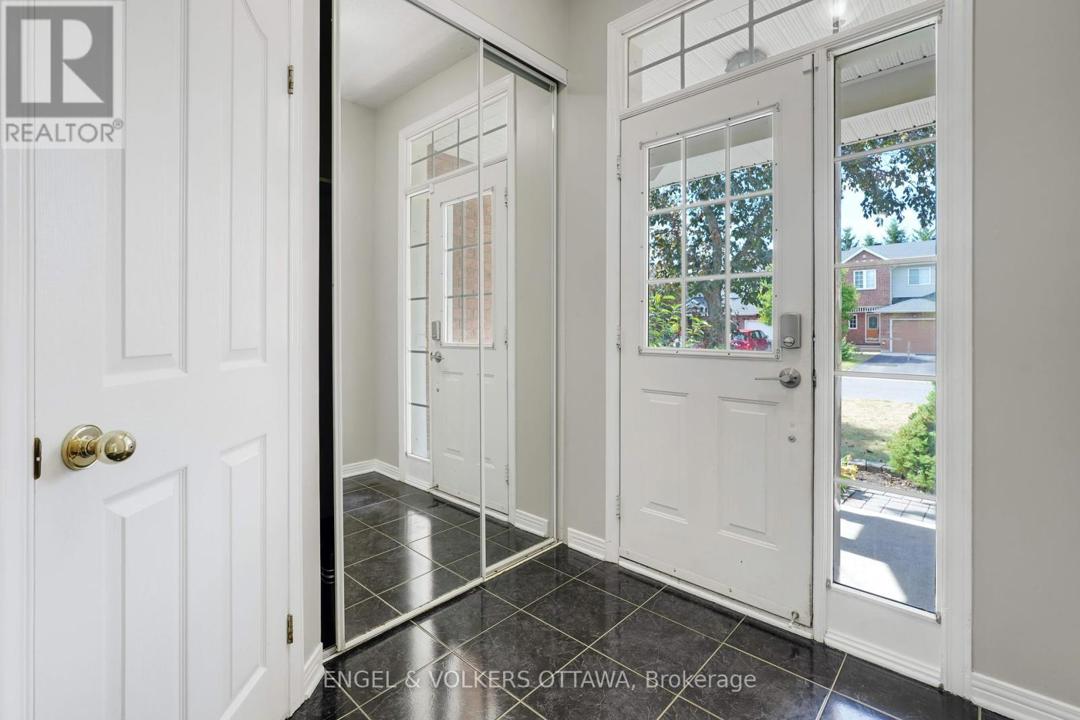 551 WILD SHORE CRESCENT=Foyer