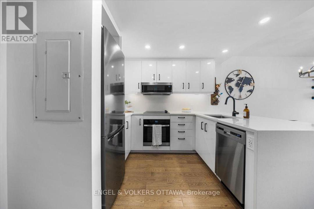 1704 - 340 QUEEN STREET=null