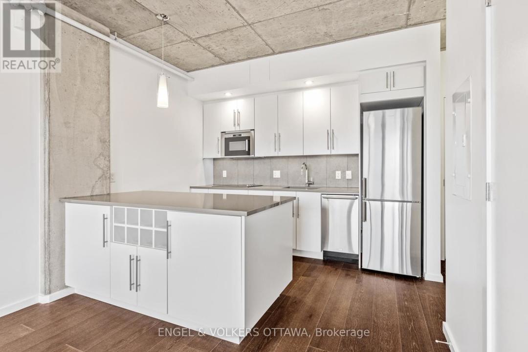 305 - 1000 WELLINGTON STREET W=Kitchen