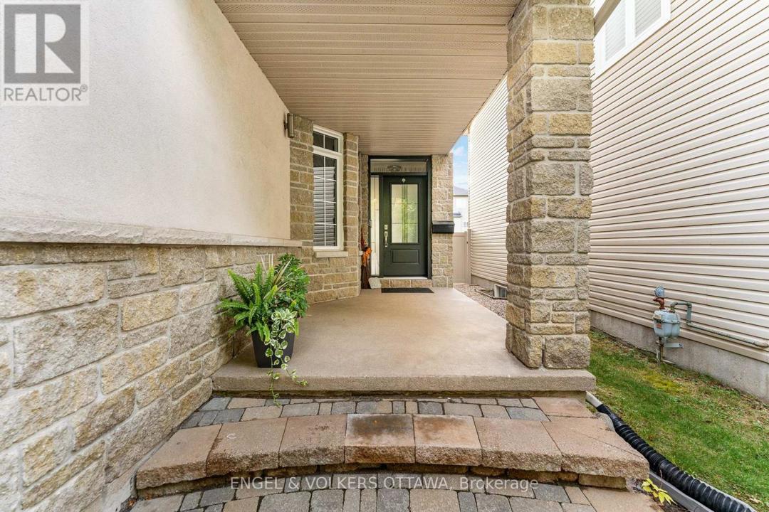 22 FRIENDLY CRESCENT=Gorgeous front porch with interlocking stonework