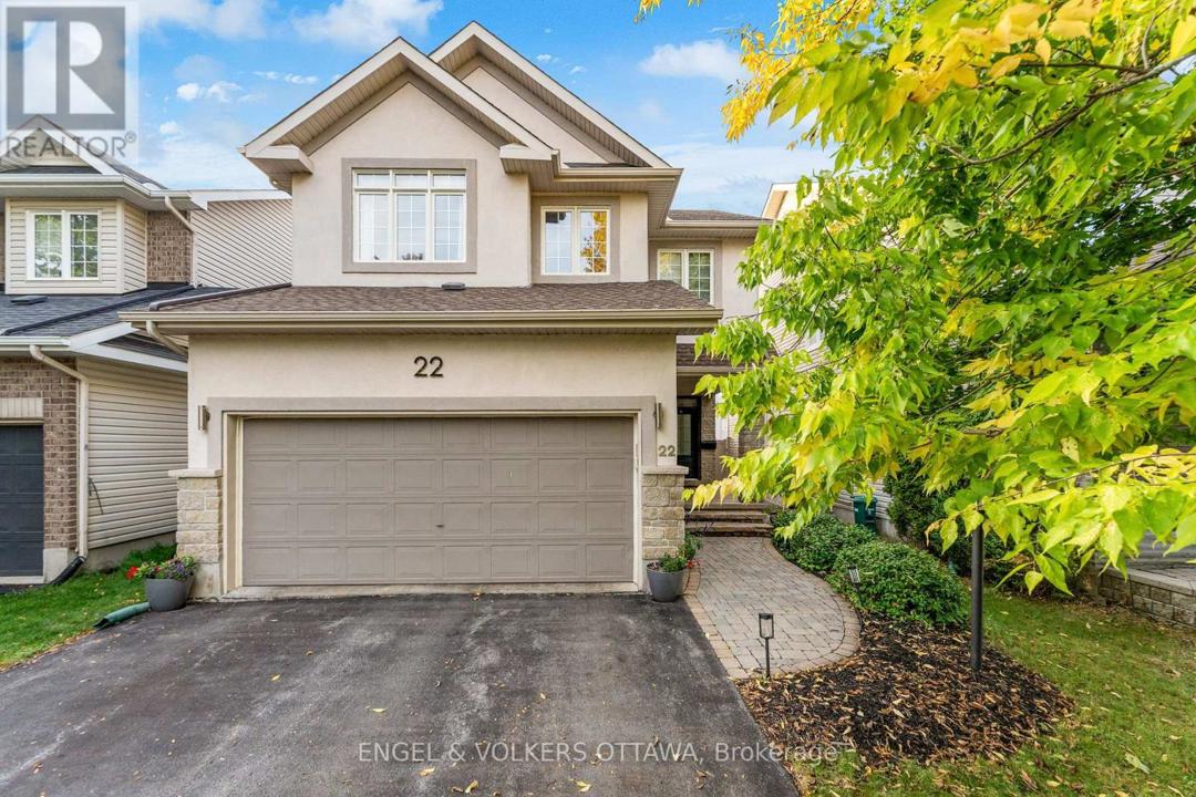 22 FRIENDLY CRESCENT=22 Friendly Crescent 2 story Family Home